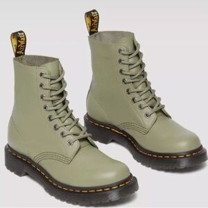 New Dr. Martens Women’s 1460 Pascal Virginia Leather Boots